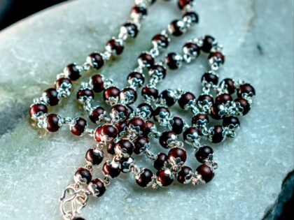 RED SANDAL SILVER CAP MALA